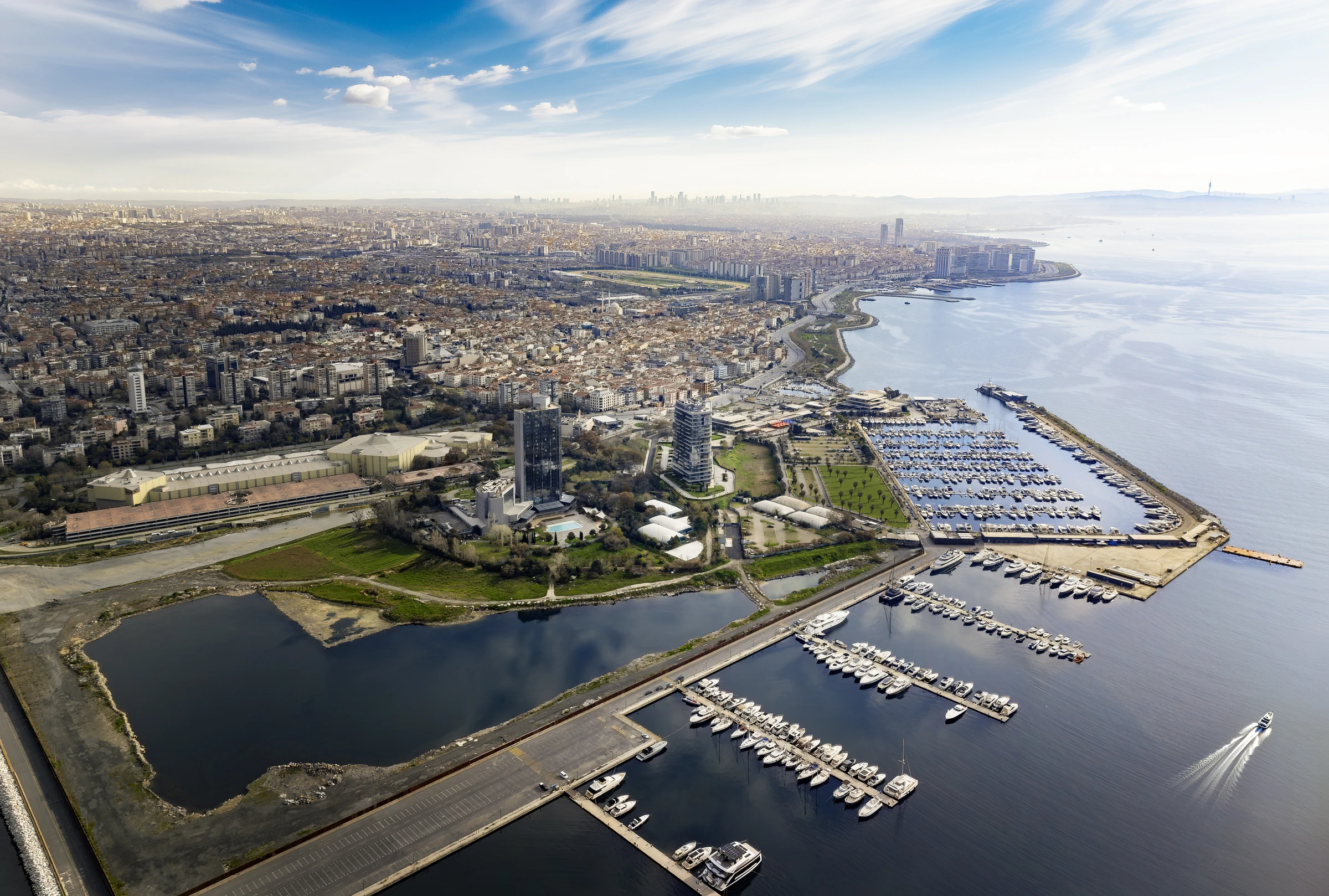 Ataköy sahilinin havadan panoraması; önde marina iskeleleri ve yatlar, arkada İstanbul silüeti