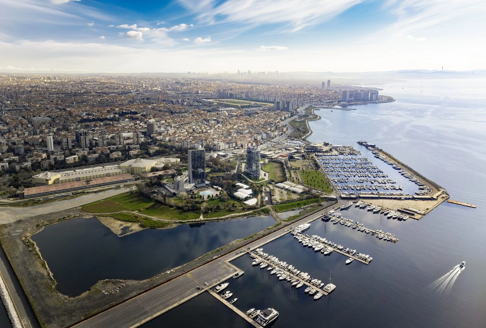 Ataköy Marina’nın havadan görünümü; yan yana bağlanmış yelkenli ve motor yatlar