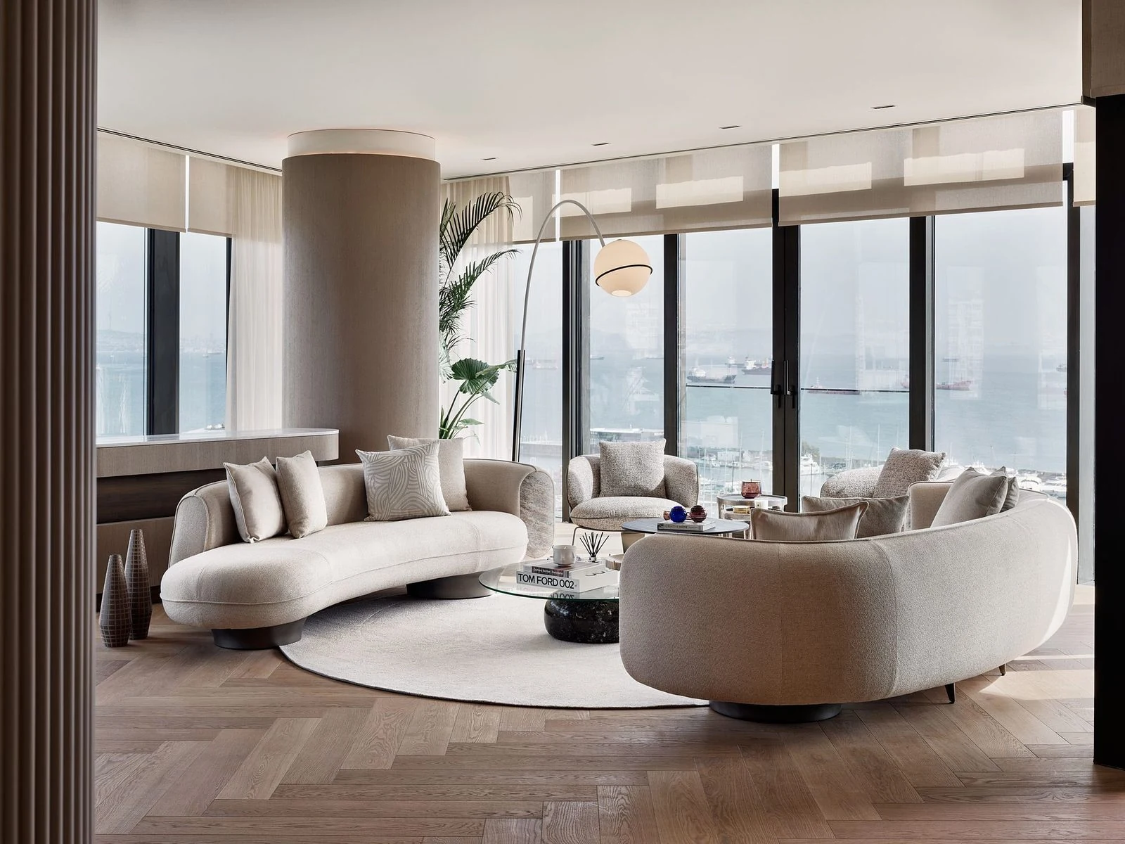Marinada Residence tanıtım filminin kapak görseli: panoramik marina manzaralı salon